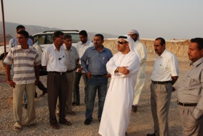مدير مكتب الهلال لاحمر الاماراتي باليمن يقوم بزيارة لمشروع الشيخة سلامة بنت حمدان بقرية البر جول الرماية