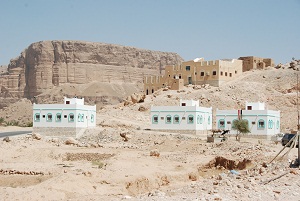 برعاية محافظ محافظة حضرموت الجمعية الاسلامية تسلم الوحدات السكنية للمتضررين بمديرية دوعن