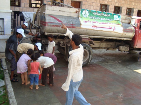 صور الاغاثة توزيع المياه (2)