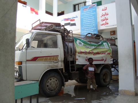 صور الاغاثة توزيع المياه (3)