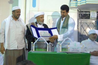 لجمعية الإسلامية تُكرِّم الشيخ / أحمد بن محمد باجنيد – الرئيس الفخري للجمعية – والسيد العلامة / عمر بن حامد الجيلاني