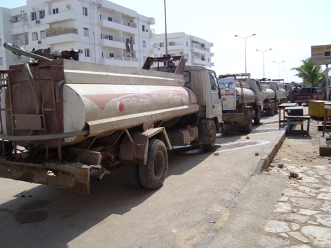 صور الاغاثة توزيع المياه (1)