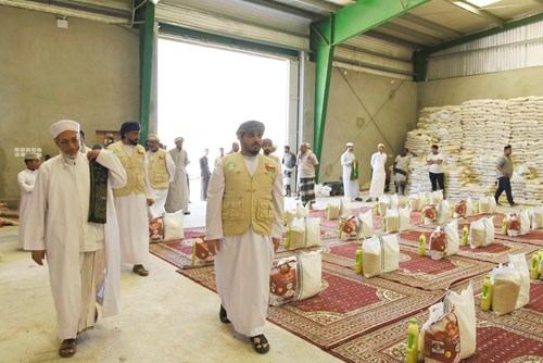 المعونة العمانية صرت مسؤول المعونة العمانية مع الحبيب عبدالله باهارون رئيس الجمعية الاسلامية