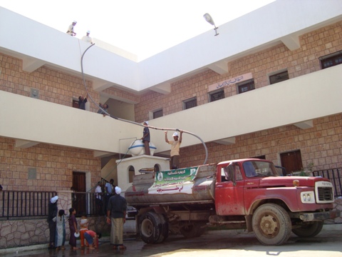 صور الاغاثة توزيع المياه