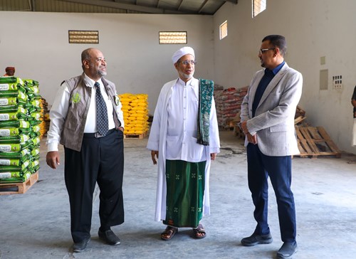 السيد عبدالله باهارون مع المهندس فايز بن شملة والامين العام بالمجلس المحلي العمقي